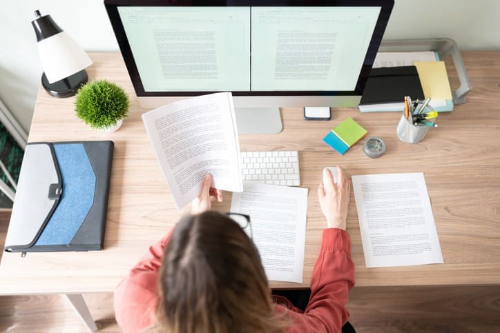 mulher estudando sobre tradução juramentada online