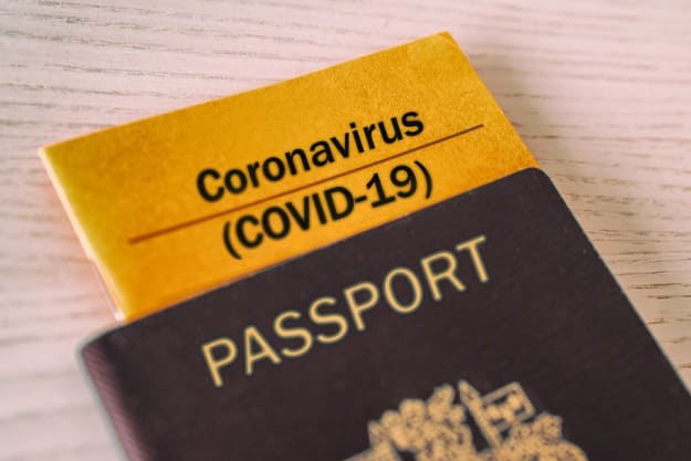 Passaporte e carteira de vacinação para viagem ao exterior no pós-covid.