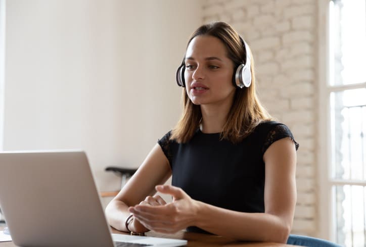 Mulher em frente ao notebook pesquisando sobre tradução técnica