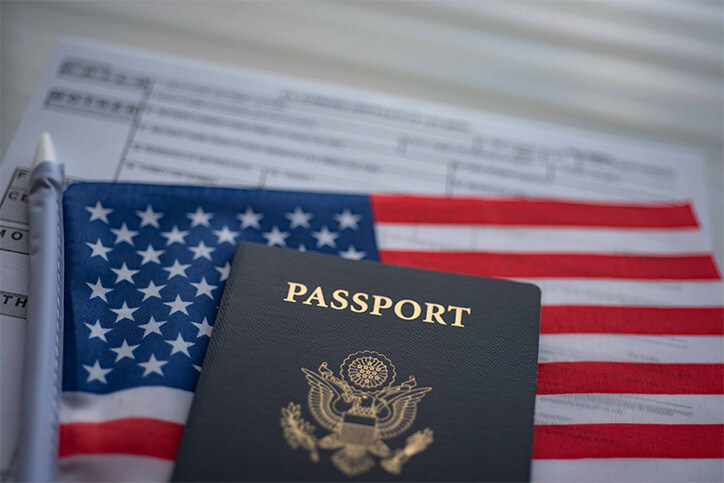 Imagem de passaporte e bandeira dos Estados Unidos que representam como conseguir cidadania americana