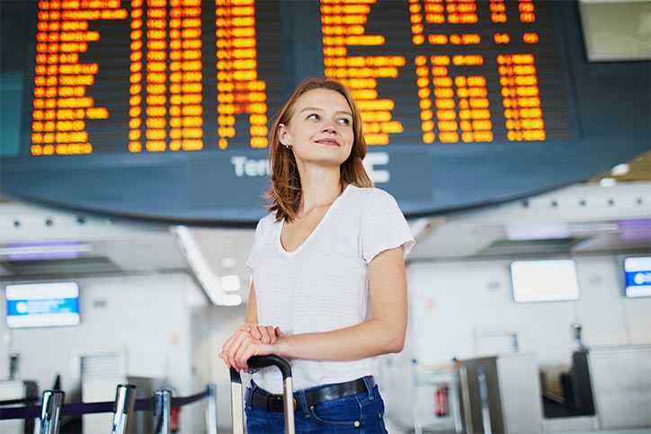 jovem intercambista aguardando seu voo para fazer intercâmbio de faculdade em outros país