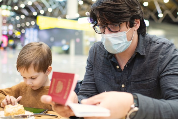 família pronta para viajar em 2022 na pandemia