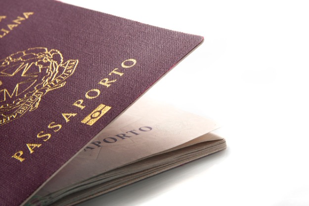 foto mostrando o passaporte que dá direito à cidadania italiana de perto