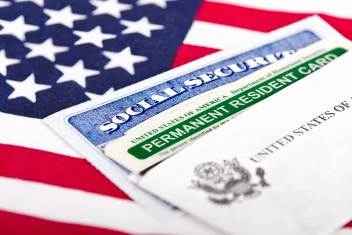 Imagem de visto americano em cima da bandeira dos Estados Unidos