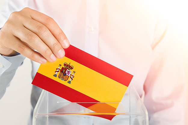 imagem representando cidadania espanhola por meio de urna transparente com uma bandeira da Espanha