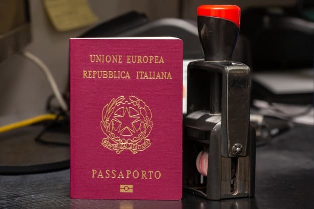 passaporte da união europeia que será entregue para quem for aceito no pedido de cidadania italiana