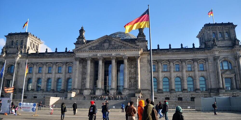 Pessoas em frente ao Palácio do Reichstag na Alemanha.