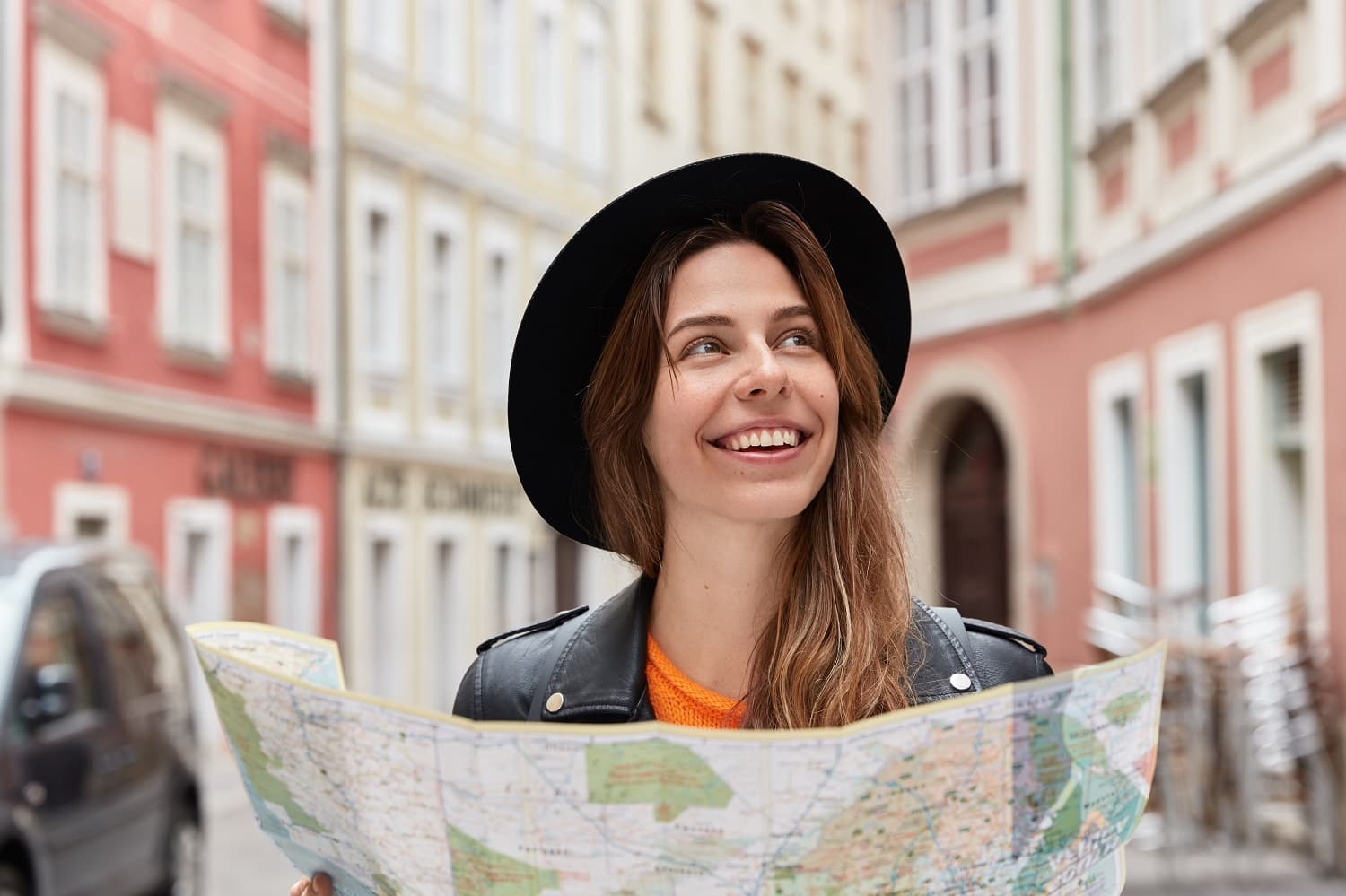 Mulher encantada após ir morar na Europa e começar a visitar diversos locais famosos.