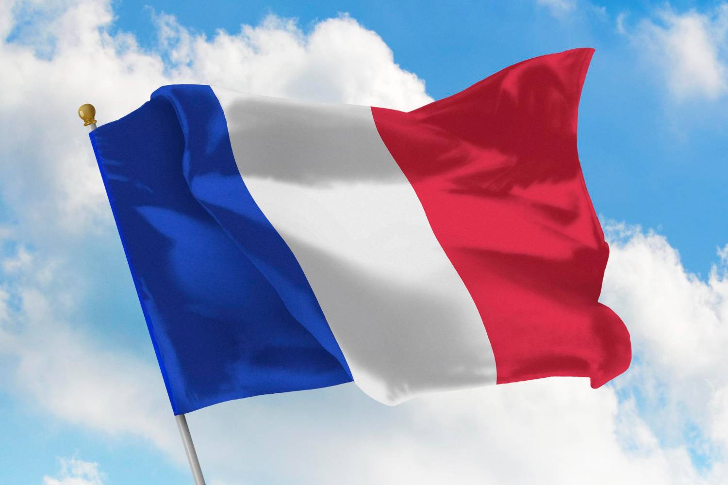 foto de uma bandeira da França e ao fundo o céu