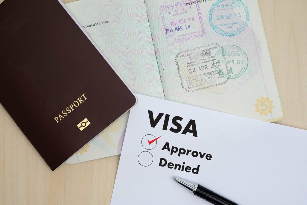 Passaporte e formulário de pedido de visto para um dos diferentes tipos de vistos americanos.